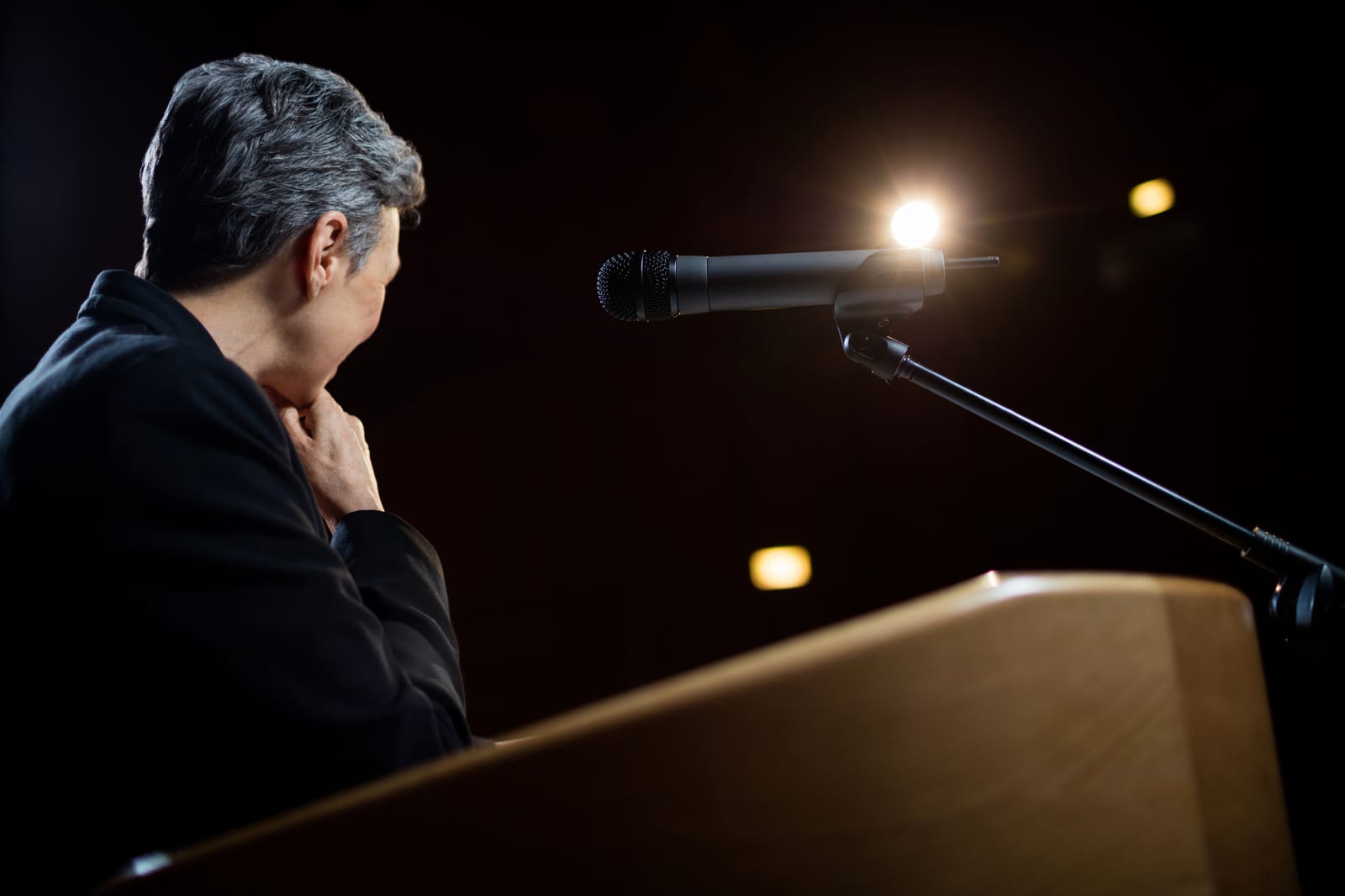 Dirigente che parla a un gruppo di colleghi durante un intervento